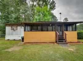 Eufaula Retreat Community Pool and Screened Porch!，位于尤福拉的酒店