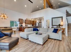 Modern Donnelly Cabin with Private Hot Tub，位于唐纳利的酒店