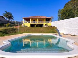 Chacara com piscina, churrasq e WiFi em Taubate SP，位于陶巴特的乡村别墅