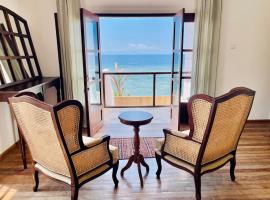 La Plage Flaner Beachfront Nusa Penida，位于珀尼达岛的公寓