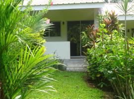 ACACIA'S Cottages with Starlink Wifi，位于曼巴豪的酒店