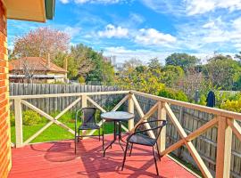 Pet-Friendly Retreat 2BR Ringwood Prime location，位于令伍特的酒店