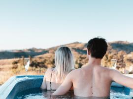 Amethyst - 1 Bed with Hot Tub - Kundalini Lodge，位于Grattai的酒店