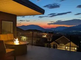 Mountain Retreat with Views, Hot Tub, Games & AC