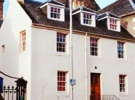 Jacobite's Retreat, 17th century cottage in the heart of Inverness