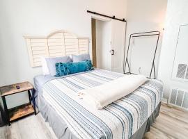 Gaslamp 2bdrm - W Parking & 4 Beds #304，位于圣地亚哥加斯兰普区的酒店