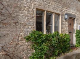 Traditional Cotswold Stone Peaceful Cottage with stunning views，位于斯特劳德的酒店