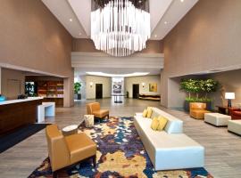 Embassy Suites by Hilton Seattle North Lynnwood，位于林伍德的酒店