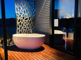 Celestine - 1 Bed Cabin with Outdoor Bath - Kundalini Lodge，位于Grattai的酒店