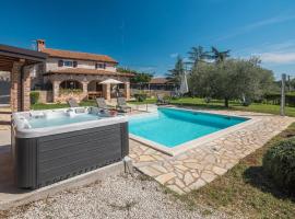 Gorgeous Home In Porec With House A Panoramic View，位于波雷奇的带停车场的酒店