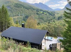 Cozy Home In Stordal With House A Mountain View，位于Stordal的乡村别墅