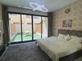 2-Bedrooms TownHouse Villa dxb Gplus1，位于迪拜迪拜奥特莱斯购物中心附近的酒店