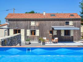 Stunning Home In Poitou Charentes With Jacuzzi, Wifi And Outdoor Swimming Pool，位于Viennay的度假短租房