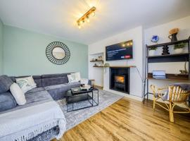 LOW rate for a 4-Bedroom House in Coventry with Free Unlimited Wi-fi 2 Car Parking 53 QMC，位于考文垂的度假短租房