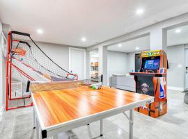FUN HOME with GAME ROOM & HOT TUB & Outdoor FIRE PIT，位于Long Pond的酒店
