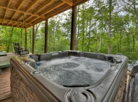 ESCAPE & ENJOY! HAVEN Cabin with Game Room & Hot Tub，位于蓝岭的酒店
