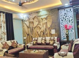 Luxurious 3 BHK Flat in Ghaziabad，位于加济阿巴德的家庭/亲子酒店