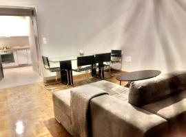 Economy shared apartment in central Athens，位于雅典的酒店