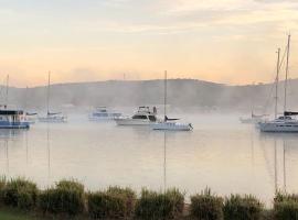 The Little Lake House at Rathmines waterfront on Lake Macquarie，位于Rathmines的度假屋