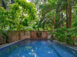 Luxury 4BHK Villa with Private Pool Near Candolim，位于莫尔穆冈的酒店