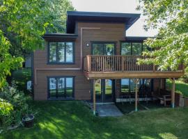 Magnifique chalet au bord du Lac-Saint-Jean，位于罗贝瓦勒的酒店