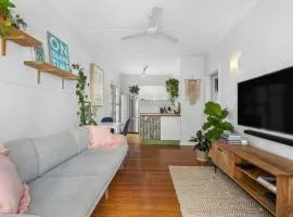 Beach Pad close to Airport and Iconic Kirra Beach