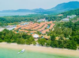 Blue Bay Resort - Access to Pool and Beach-Phuket & Krabi，位于瑶亚岛的酒店