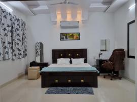 Leela Homestay Jabalpur - Lily - 2 BHK Luxury appartment，位于贾巴尔普尔的酒店