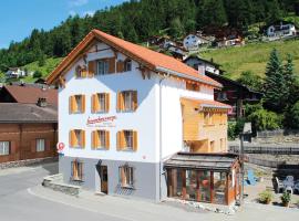 Boardercamp Laax - swiss mountain hostel，位于Ruschein的青旅