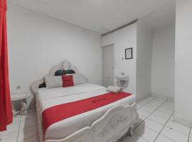 RedDoorz near Terminal Pasir Hayam Cianjur，位于展玉的酒店