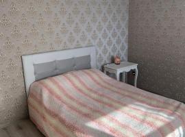 VILLA ROZA Guest House，位于雷泽克内的带泳池的酒店