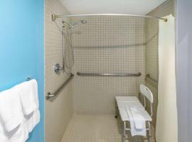 新布劳恩费尔斯拉奎塔酒店及套房，位于新布朗费尔斯的酒店