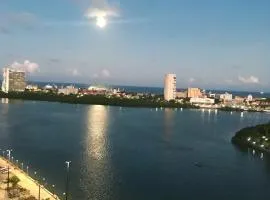 Aconchegante, ótima localização e vista para o mar