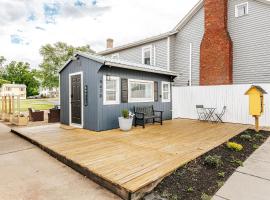 Downtown Tiny Home near Shenandoah National Park，位于纽马基特的酒店