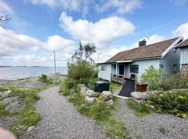 Unique fishermans cottage located by the sea in Saro，位于Särö的酒店