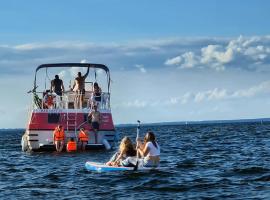 Vintage Houseboats at Malchin Harbor by Kuhnle-Tours，位于马尔欣的酒店