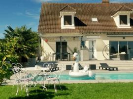 Ma Douce Bulle Piscine & Détente Villa partagée，位于Saint-Léger-près-Troyes的酒店