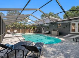 Clearwater 2 story pool home mins from the beach，位于克利尔沃特的酒店