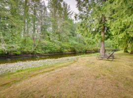 Riverfront Vacation Rental - 4 Mi to Wallace Falls，位于Sultan的酒店