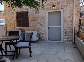 Cottage in Center of Historic Zichron Yaakov，位于兹奇隆亚科夫的酒店