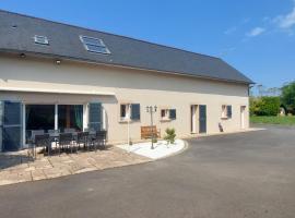 Le So Art, grande maison, jardin, flipper, babyfoot, ping pong,1 km mer, proche golf, Port en Bessin, Bayeux et plages du débarquement, adaptée enfants，位于Commes的高尔夫酒店