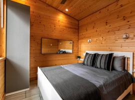 1-bedroom knotty Pine cabin w sauna & jacuzzi，位于苏克的木屋