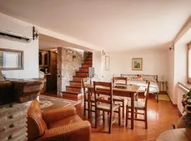 Lago del Turano - La Taverna con cucina open space e free WI-FI