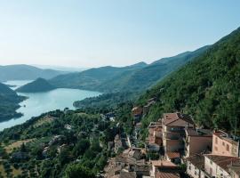 (Incanto sul Lago Turano) la vista panoramica più bella，位于Ascrea的带停车场的酒店