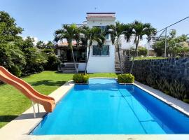 Casa con alberca privada y agradable jardín，位于瓦兹特佩克的酒店
