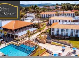 ECO Resort Quinta Santa Bárbara，位于皮雷诺波利斯的公寓式酒店