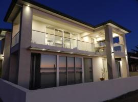 Beachfront Guesthouse Adelaide - stunning views，位于Largs的酒店
