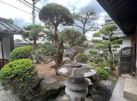 Luxury Japanese Villa with Garden Near Kansai Airport & Premium Outlets 和風庭園豪邸，位于大阪的酒店
