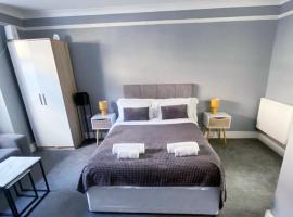 Gravesend 1 Bedroom Apartment 2 Min Walk to Station - longer stays available，位于格雷夫森德的酒店