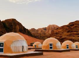 Yellow Star Camp Wadi Rum，位于瓦迪拉姆的豪华帐篷